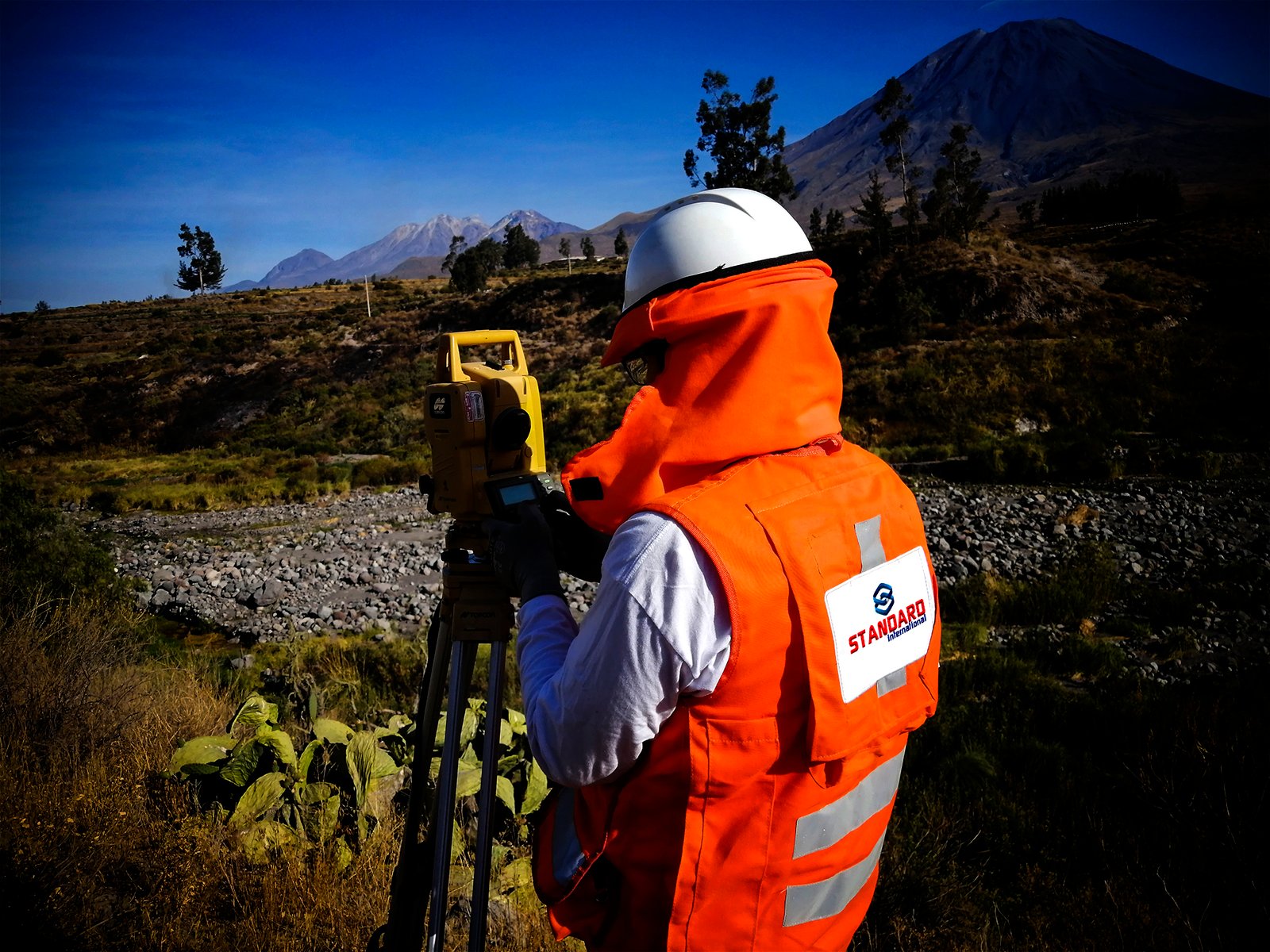 sondaje eléctrico vertical, estudio de geofísico, estudio del subsuelo, exploración geofísica, prospección geofísica, tomografía eléctrica SEV, investigación del subsuelo, geofísica, remediación ambiental métodos eléctricos. Además, utilizamos la geofísica en la exploración de posibles yacimientos geotérmicos, de hidrocarburos y mineros que nos permite un mejor entendimiento de las estructuras geológicas potenciales de albergar el recurso geotérmico. Tambopata, Perú.